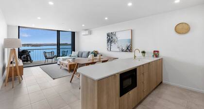 Exquisite 1-Bed Apartment with Bay Views