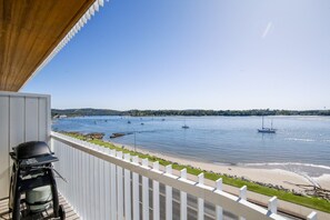 Property grounds - Exquisite 1-Bed Apartment with Bay Views (Batemans Bay)