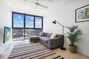Smart TV, offices - Contemporary 1-Bed with Pool Near Brisbane River (Fortitude Valley)