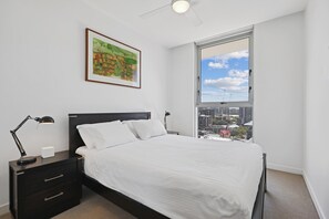 Desk, Internet, bed sheets - Contemporary 1-Bed with Pool Near Brisbane River (Fortitude Valley)