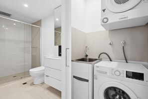Douche, sèche-cheveux, serviettes fournies