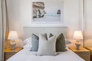 2 bedrooms, iron/ironing board, travel cot, bed sheets - 2-Bed near Beach with BBQ & Stunning Ocean Views (Alexandra Headland)