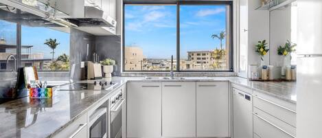 Jääkaappi, mikroaaltouuni, uuni, liesi