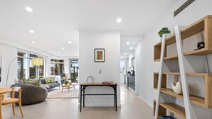 Una sala de estar moderna con un sofá, una mesa de centro y una estantería.