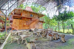 المنشأة من الخارج