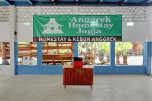 Reception - OYO 95018 Anggrek Homestay Jogja Syariah (Yogyakarta)