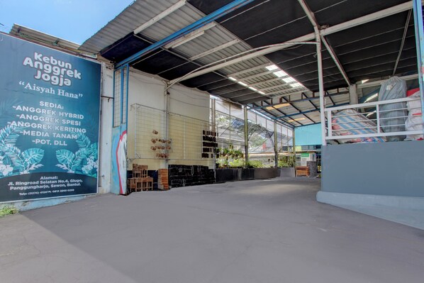 المنشأة من الخارج