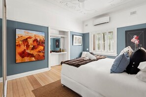 2 bedrooms, iron/ironing board, travel cot, Internet - Superb 2-Bed Apartment Facing Rose Bay Marina (Rose Bay)