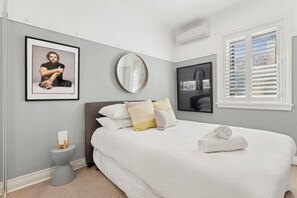 Bedroom - Superb 2-Bed Apartment Facing Rose Bay Marina (Rose Bay)
