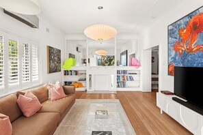 Smart TV - Superb 2-Bed Apartment Facing Rose Bay Marina (Rose Bay)