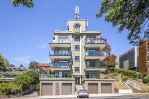 Holiday Home Exterior [summer] - Superb 2-Bed Apartment Facing Rose Bay Marina (Rose Bay)