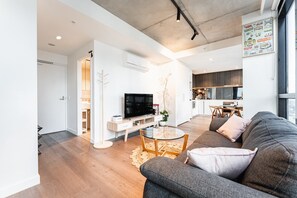 Smart TV - Stylish Southbank 1-bedroom with pool and Gym (Southbank)