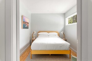 1 bedroom, Internet, bed sheets - Modern 1-Bed Pad Minutes Away from Beach (Coogee)