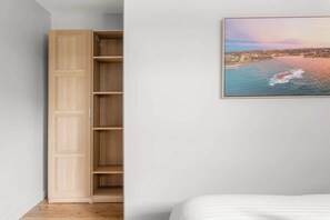 1 bedroom, Internet, bed sheets - Modern 1-Bed Pad Minutes Away from Beach (Coogee)