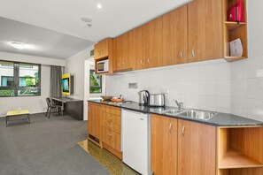 Fridge, microwave, oven, stovetop - Contemporary 1-Bed First Floor Unit with Pool (Parramatta)