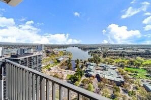Property grounds - Chic 1-Bed with Stunning Lake View & Indoor Pool (Belconnen)