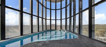 Chic 1-Bed with Stunning Lake View & Indoor Pool