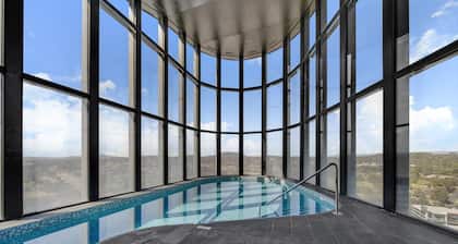 Chic 1-Bed with Stunning Lake View & Indoor Pool