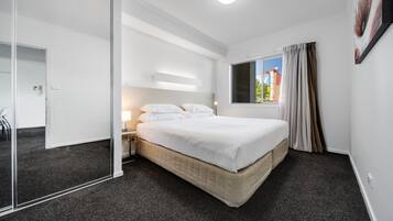 Tabla de planchar con plancha, cuna de viaje, ropa de cama