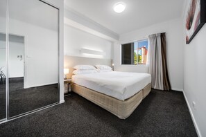 Tabla de planchar con plancha, cuna de viaje, ropa de cama