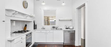 Kjøleskap, mikrobølgeovn, ovn og kokeplater