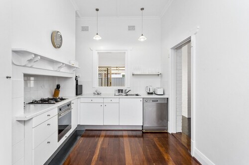 Chic Semi-Detached 2-Bed Home with Outdoor Dining