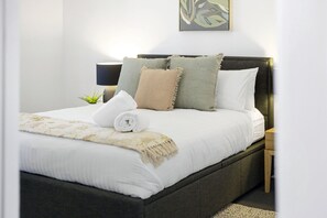 2 bedrooms, iron/ironing board, internet, bed sheets - Chic Semi-Detached 2-Bed Home with Outdoor Dining (West Perth)