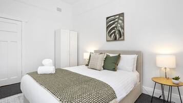 Strykejern/-brett, internettilgang og sengetøy