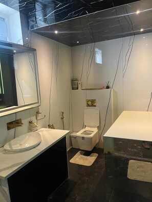 Apartment | Bathroom | Separate bathtub and shower, free toiletries, towels, soap