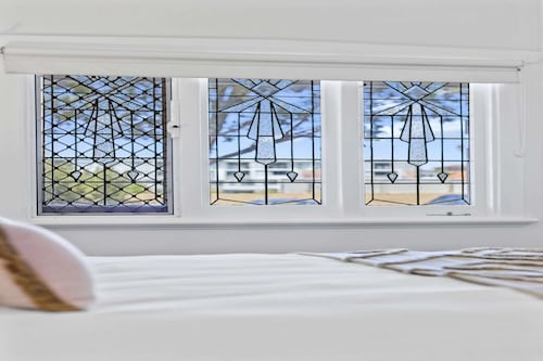 Elegant Art Semi Detached 2-Bed Home