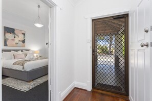 2 bedrooms, iron/ironing board, Internet, bed sheets - Elegant Art Semi Detached 2-Bed Home (West Perth)