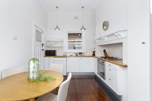 Fridge, microwave, oven, stovetop - Elegant Art Semi Detached 2-Bed Home (West Perth)