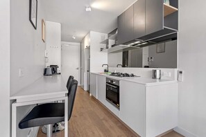 Kylskåp, mikrovågsugn, ugn och spishäll