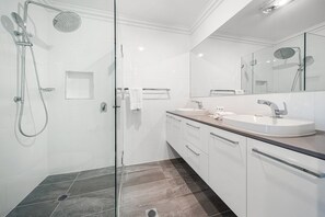Hårføner og håndklær