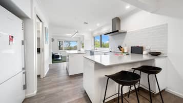 Geladeira, micro-ondas, fogão, cooktop