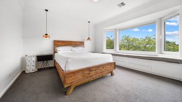 Escrivaninha, ferros/tábuas de passar roupa, acesso à internet