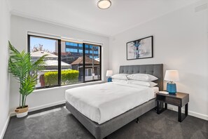 1 bedroom, iron/ironing board, Internet, bed sheets - Cosy 1-Bed Balcony Unit in Quiet Street by Shops (Elsternwick)