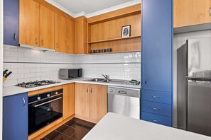 Fridge, microwave, oven, stovetop - Cosy 1-Bed Balcony Unit in Quiet Street by Shops (Elsternwick)
