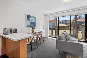 Smart TV - Cosy 1-Bed Balcony Unit in Quiet Street by Shops (Elsternwick)
