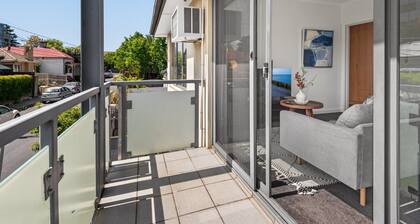 Cosy 1-Bed Balcony Unit in Quiet Street by Shops