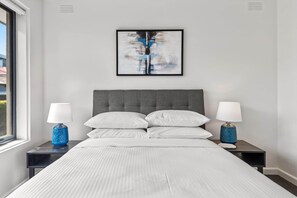 1 bedroom, iron/ironing board, internet, bed sheets - Cosy 1-Bed Balcony Unit in Quiet Street by Shops (Elsternwick)