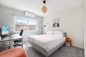 Desk, iron/ironing board, Internet, bed sheets - Cosy Sydenham 1-Bed by Inner-West's Attractions (Sydenham)