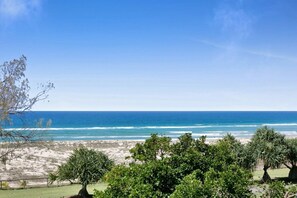 On the beach - Beachfront Studio with Balcony & Stunning Views (Coolangatta)