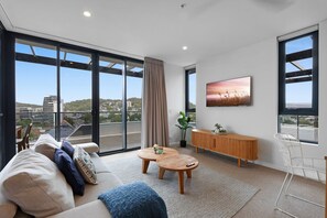 Smart TV - Luxe Beachfront 2-Bed With Gym, Pool & Views (Burleigh Heads)