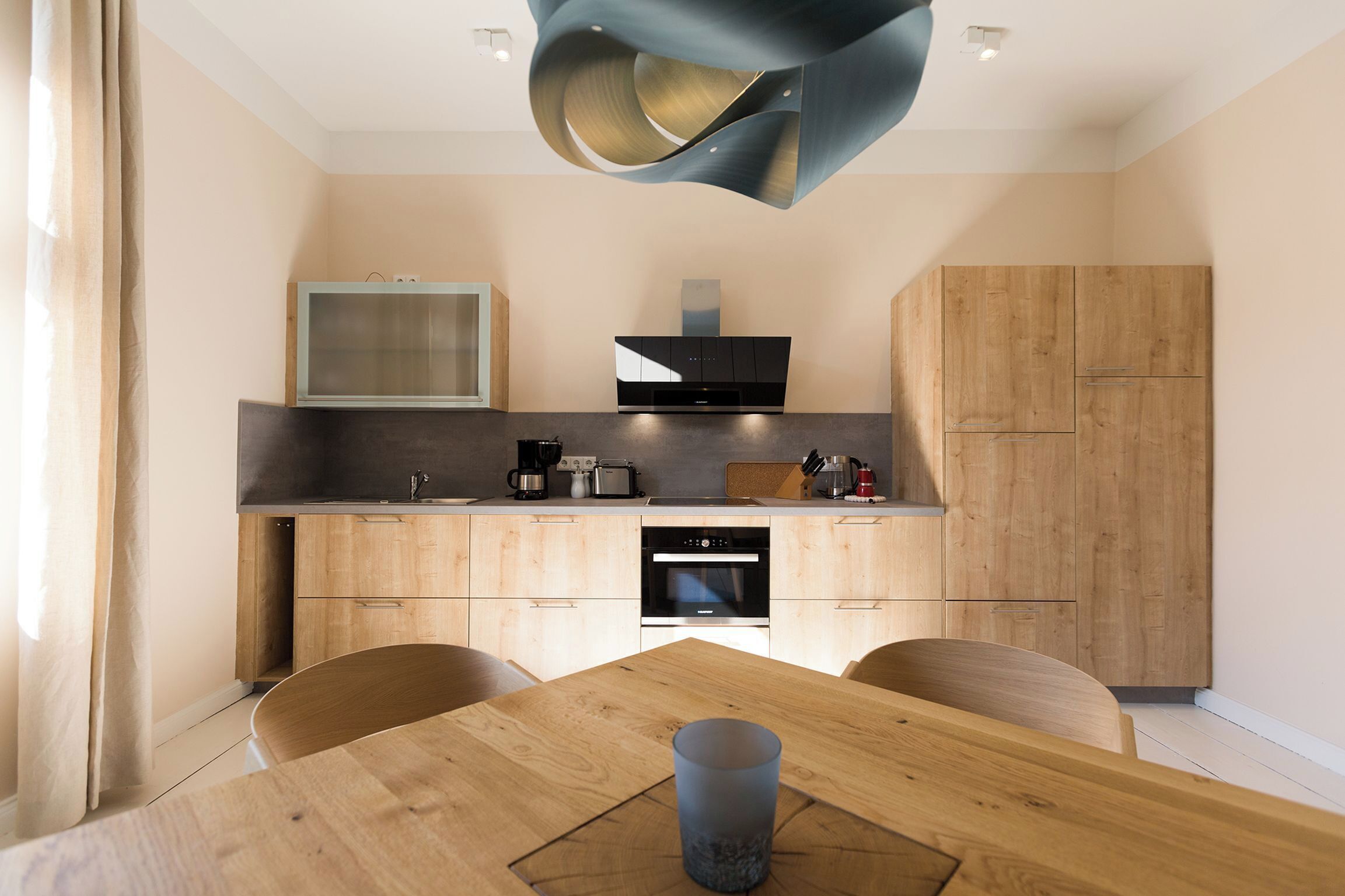 Køleskab, mikrobølgeovn, ovn, kogeplade