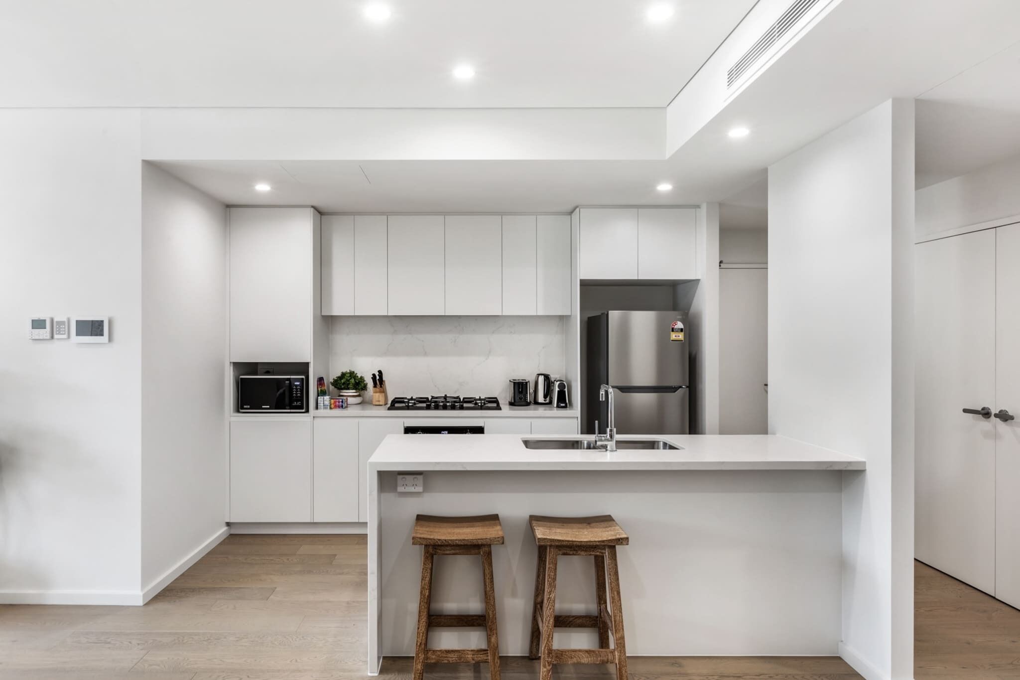 Réfrigérateur, micro-ondes, four, plaque de cuisson