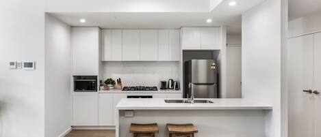 Réfrigérateur, micro-ondes, four, plaque de cuisson