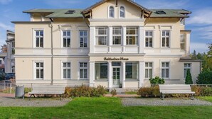 En toetages bygning med et skilt, hvor der står "Baltisches Haus".