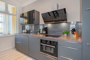Een koelkast, een oven, een kookplaat, een vaatwasser