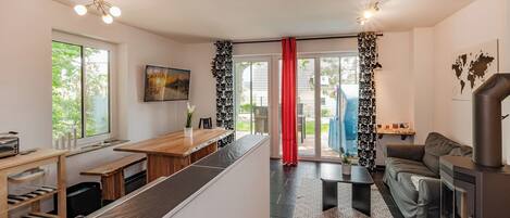 Una televisión, una chimenea